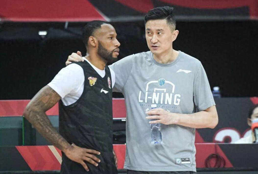 28圈足球-广东男篮三冠功勋成为教练，上海外援回归困难，四川又成全华班